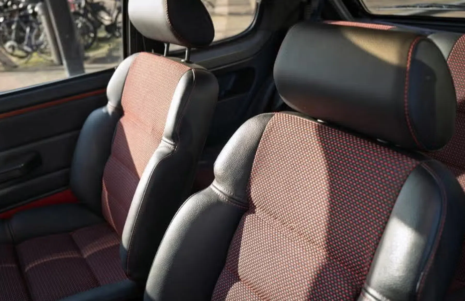 Peugeot 205 GTI 1.9 zwart